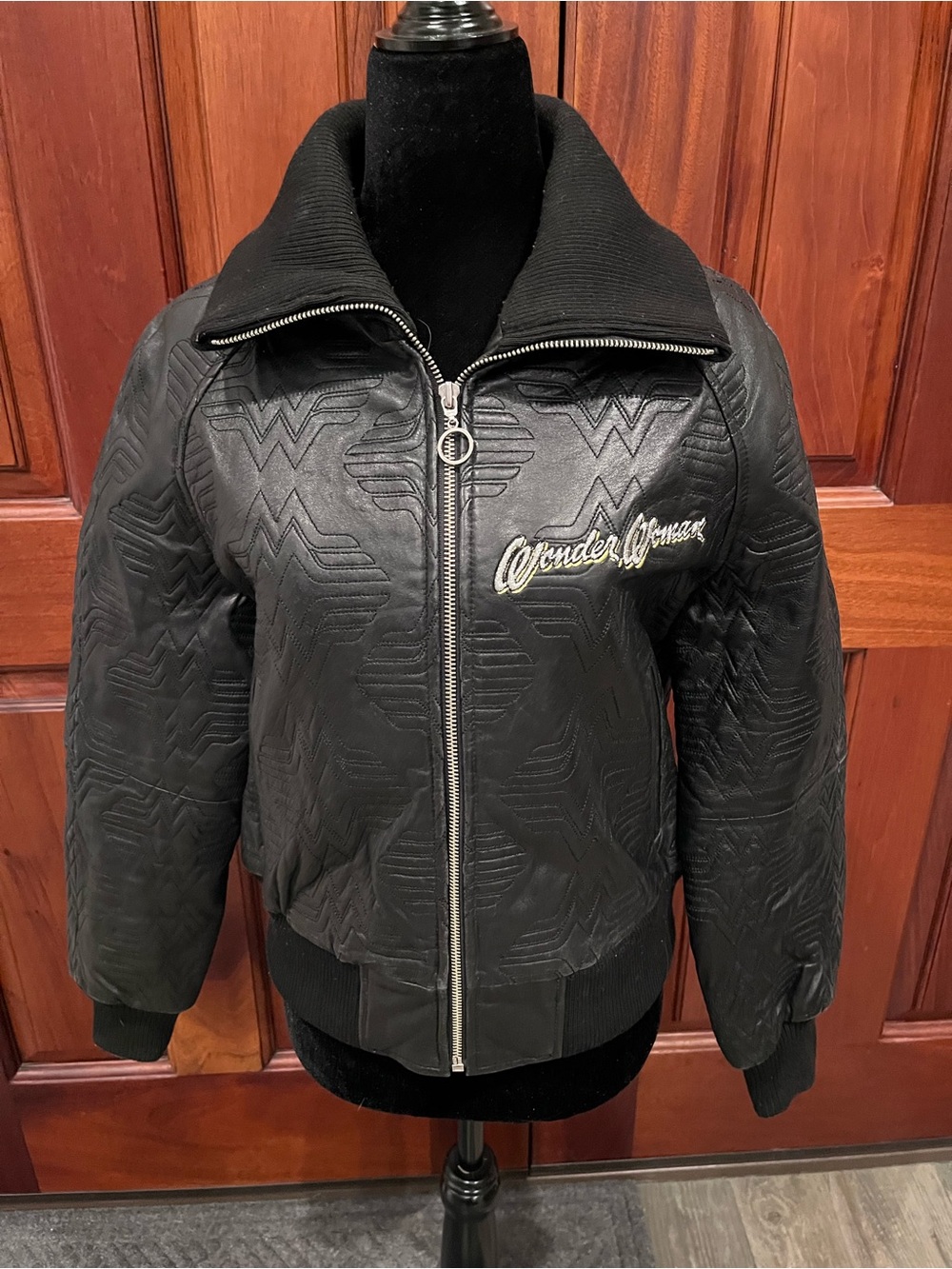 Wonder Woman 100% Leather Moto Jacket Sz Medium Embordiery RARE UNIQUE!!